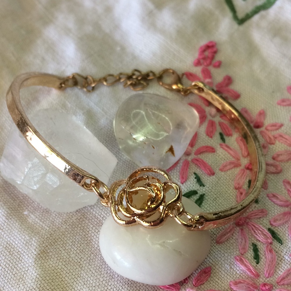 Gold lobster clasp bracelet with rose